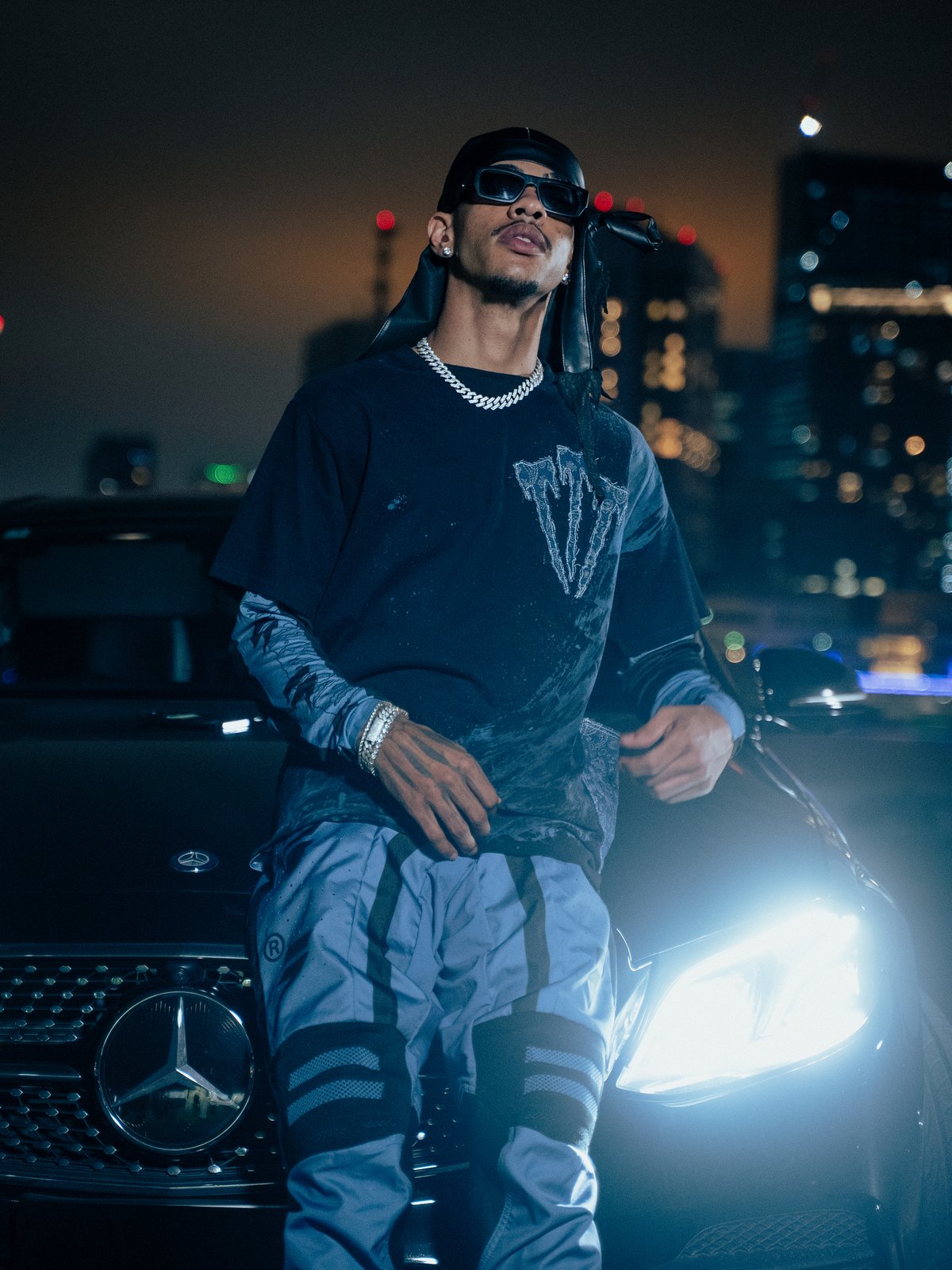 YTGSosa — Let It Ride 撮影スチル、ヘッドライトの前で